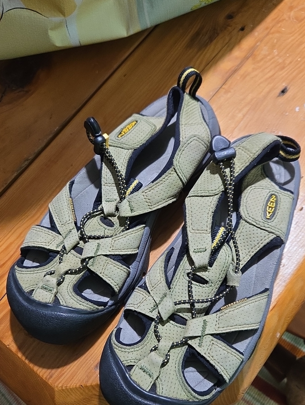 Keen Olive and Black Closed-Toe Outdoor Sandals Sz 8.5